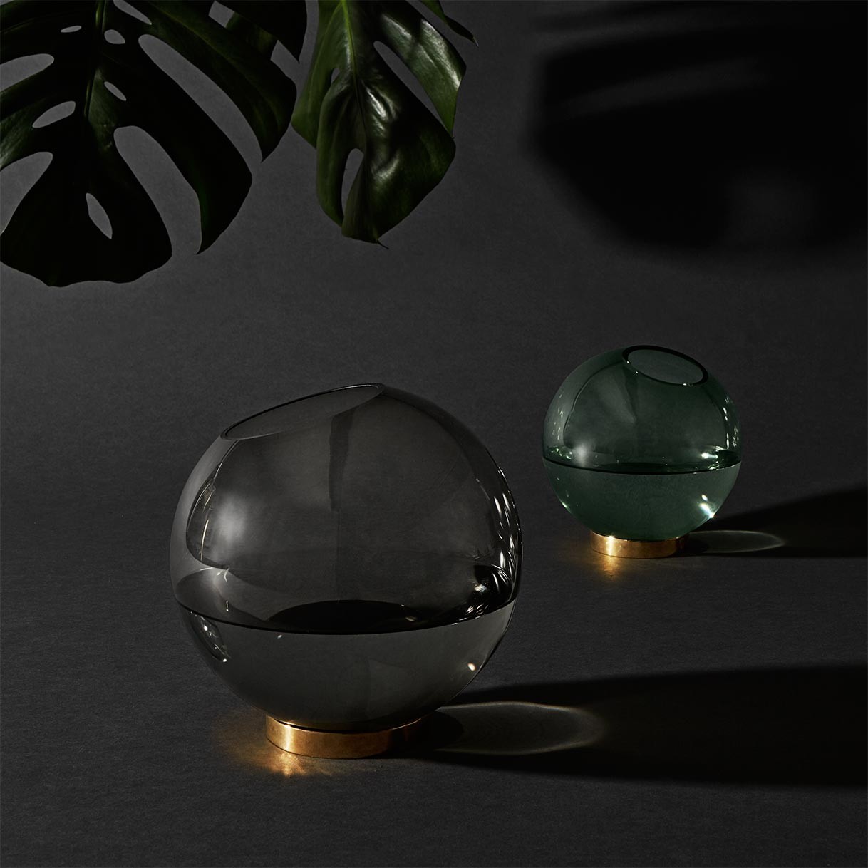 AYTM GLOBE vase avec support petit, noir